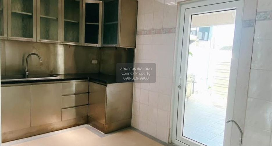 For sale 5 bedrooms house in Phra Khanong, Bangkok