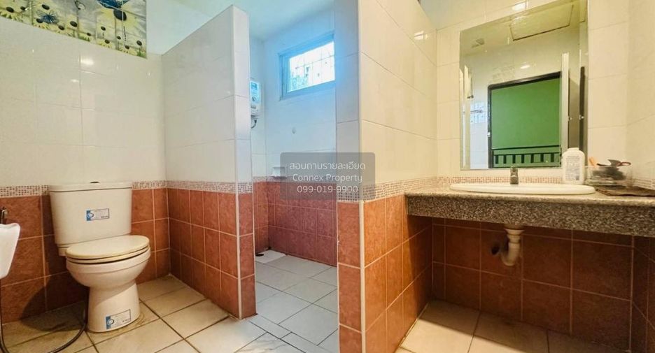 For sale 4 bedrooms townhouse in Mueang Samut Sakhon, Samut Sakhon