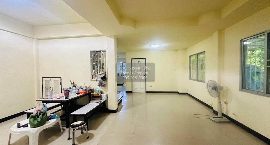 For sale 4 bedrooms townhouse in Mueang Samut Sakhon, Samut Sakhon