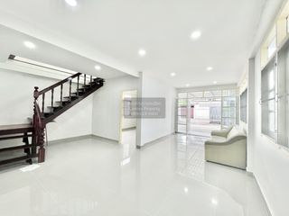 出售 3 卧室 独立屋 在 Bang Kapi, 曼谷