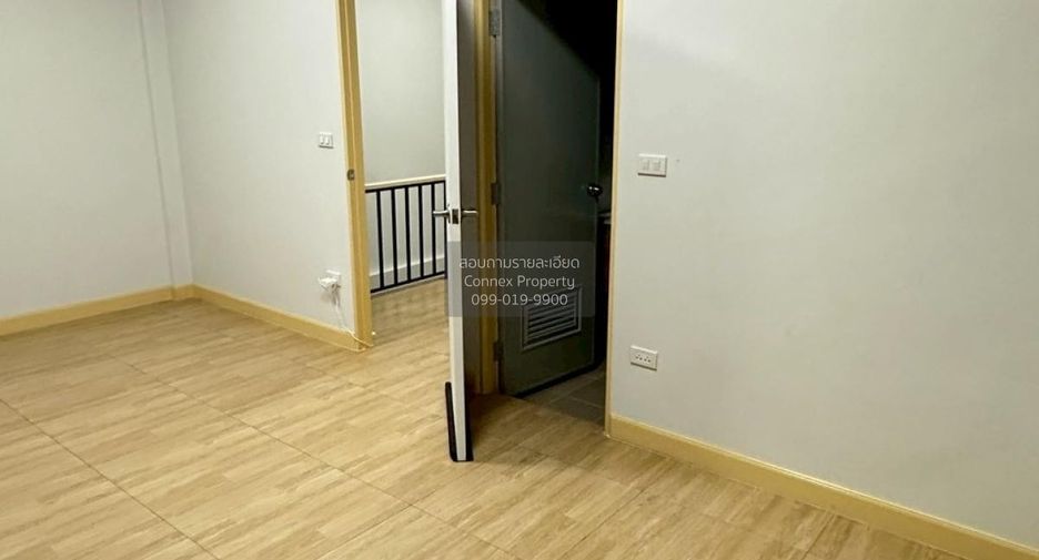 For sale 4 bedrooms townhouse in Mueang Samut Sakhon, Samut Sakhon