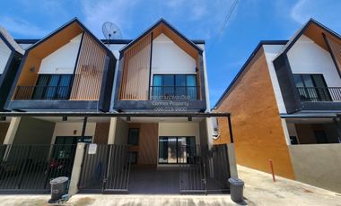 For sale 4 bedrooms townhouse in Mueang Samut Sakhon, Samut Sakhon