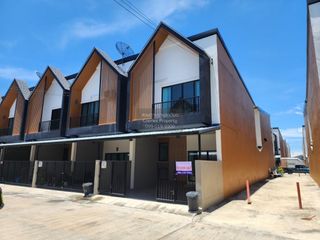 For sale 4 bedrooms townhouse in Mueang Samut Sakhon, Samut Sakhon