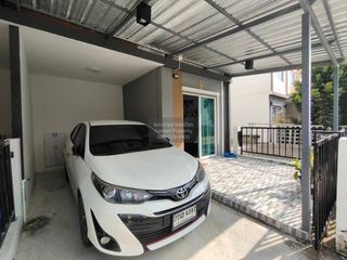 Casa adosada en venta de 3 habitaciones en Bang Sao Thong, Samut Prakan
