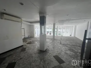 出租 商业空间 在 Watthana, 曼谷
