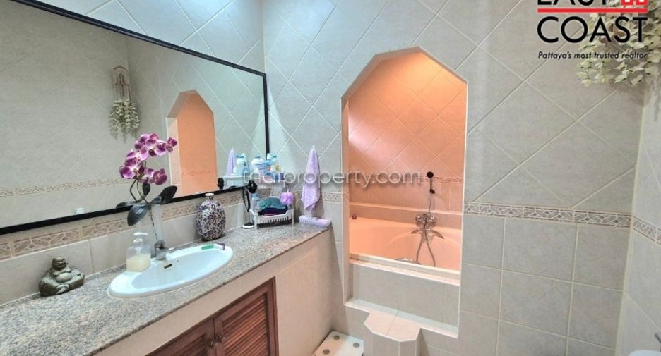 For sale 4 bedrooms house in East Pattaya, Pattaya