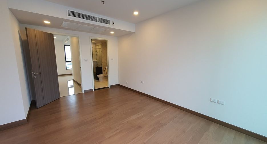 For rent 4 bedrooms condo in Khlong San, Bangkok