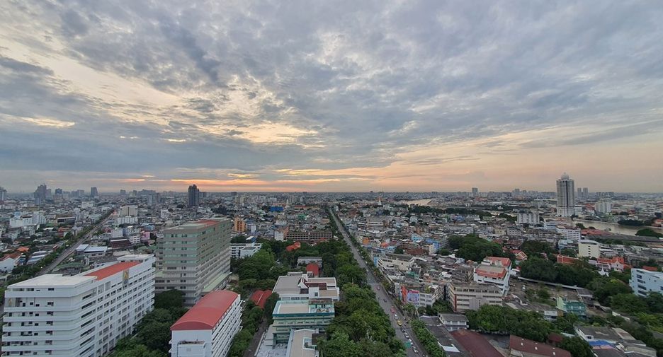 For rent 4 bedrooms condo in Khlong San, Bangkok