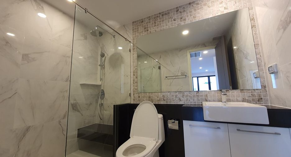 For rent 4 bedrooms condo in Khlong San, Bangkok