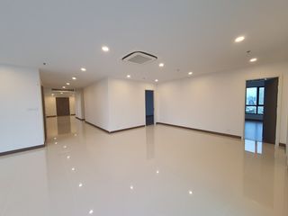 For rent 4 ベッドルーム condo in Khlong San, Bangkok