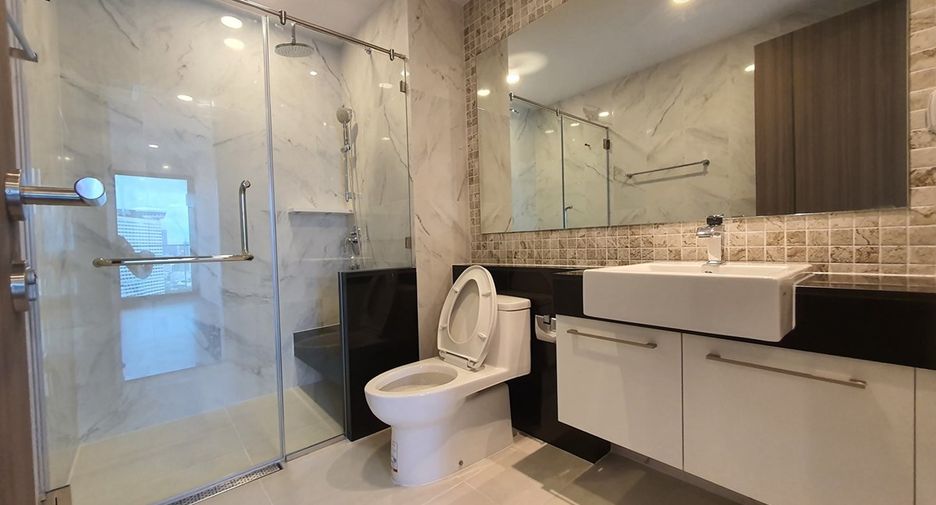 For rent 4 bedrooms condo in Khlong San, Bangkok