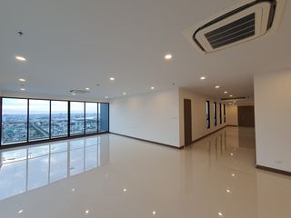 For rent 4 ベッドルーム condo in Khlong San, Bangkok