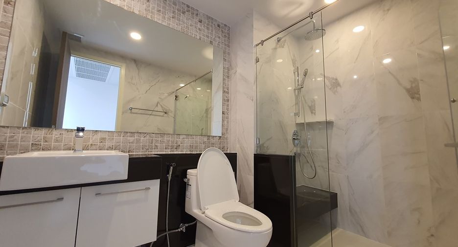 For rent 4 bedrooms condo in Khlong San, Bangkok