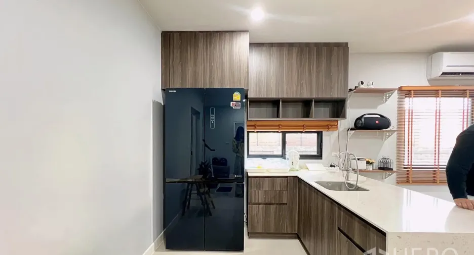 For rent and for sale 4 bedrooms house in Lam Luk Ka, Pathum Thani