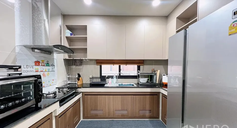 For rent and for sale 4 bedrooms house in Lam Luk Ka, Pathum Thani