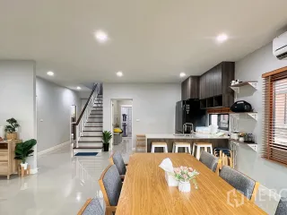 For rent and for sale 4 bedrooms house in Lam Luk Ka, Pathum Thani
