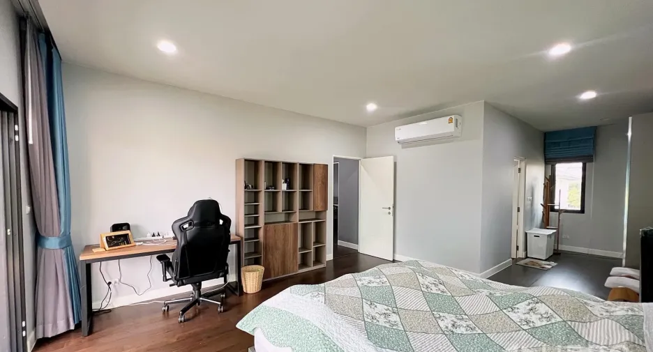 For rent and for sale 4 bedrooms house in Lam Luk Ka, Pathum Thani