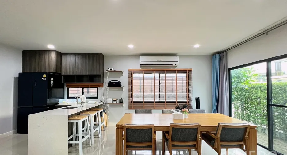 For rent and for sale 4 bedrooms house in Lam Luk Ka, Pathum Thani