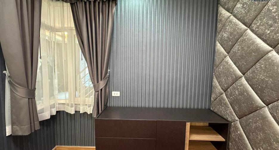 For sale 4 bed townhouse in Mueang Samut Sakhon, Samut Sakhon