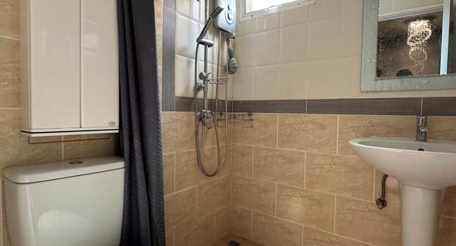 For sale 4 bed townhouse in Mueang Samut Sakhon, Samut Sakhon