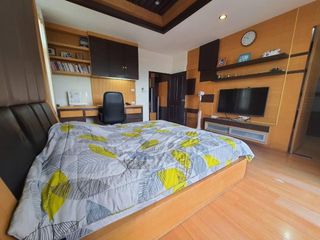 For sale 5 Beds house in Huai Khwang, Bangkok