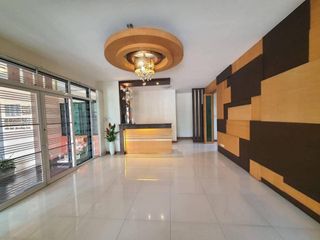 For sale 5 Beds house in Huai Khwang, Bangkok
