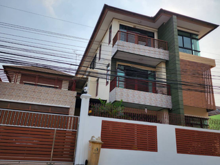 For sale 5 Beds house in Huai Khwang, Bangkok