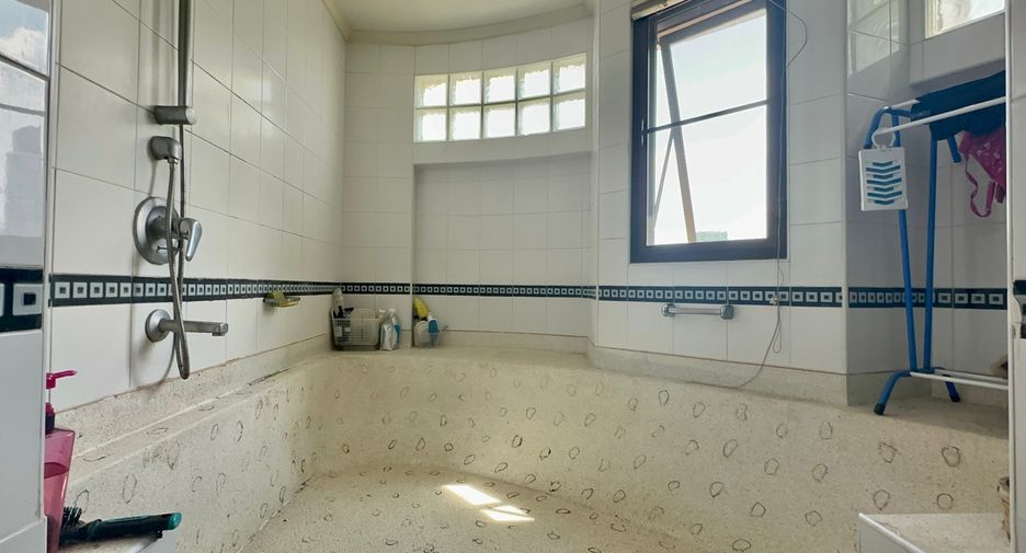 For sale 3 bed condo in Watthana, Bangkok