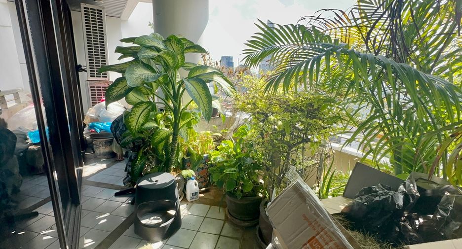 For sale 3 bed condo in Watthana, Bangkok