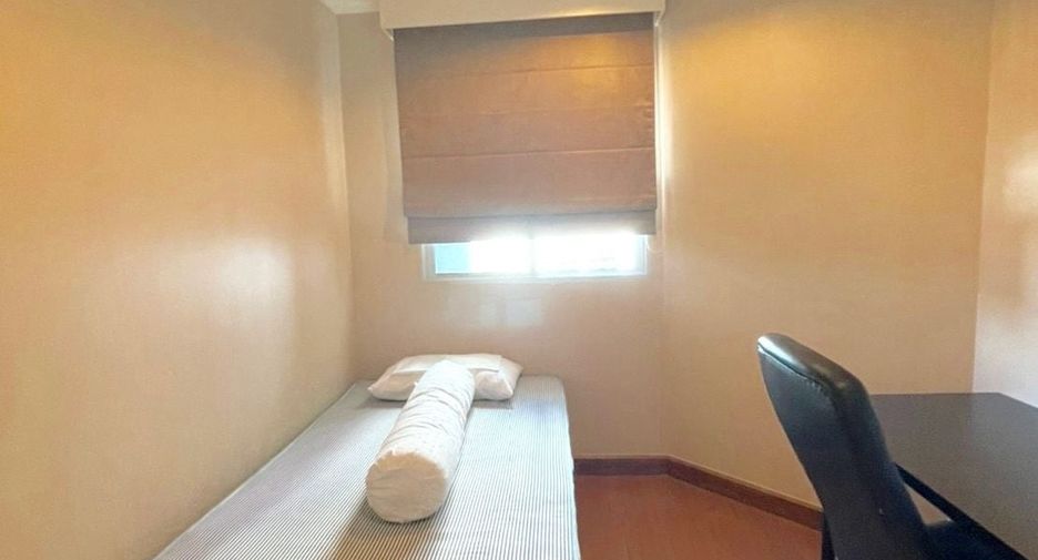 For rent 3 bed condo in Huai Khwang, Bangkok