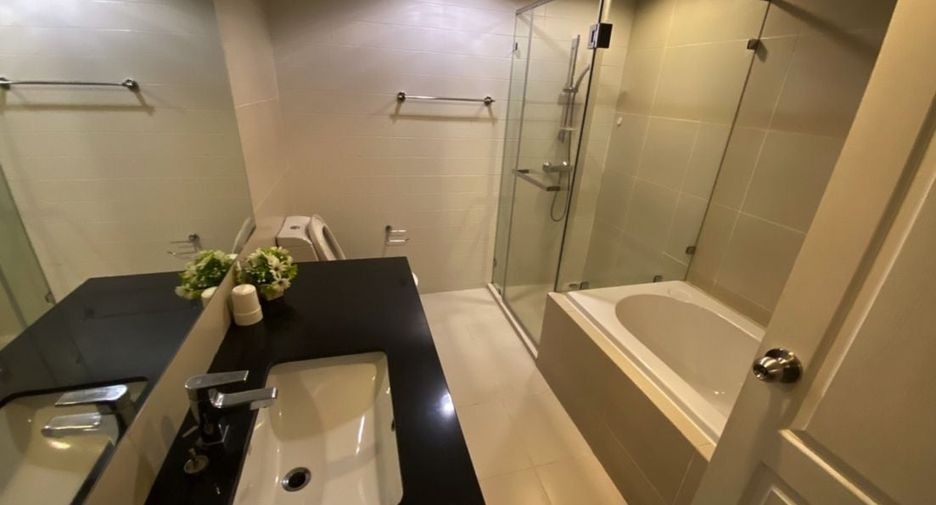 For rent 3 bed condo in Huai Khwang, Bangkok