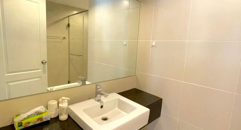 For rent 3 bed condo in Huai Khwang, Bangkok