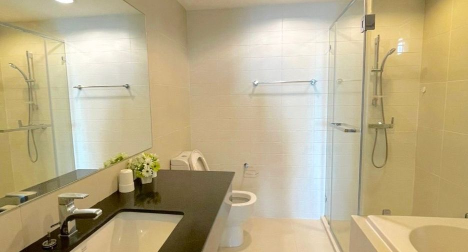 For rent 3 bed condo in Huai Khwang, Bangkok