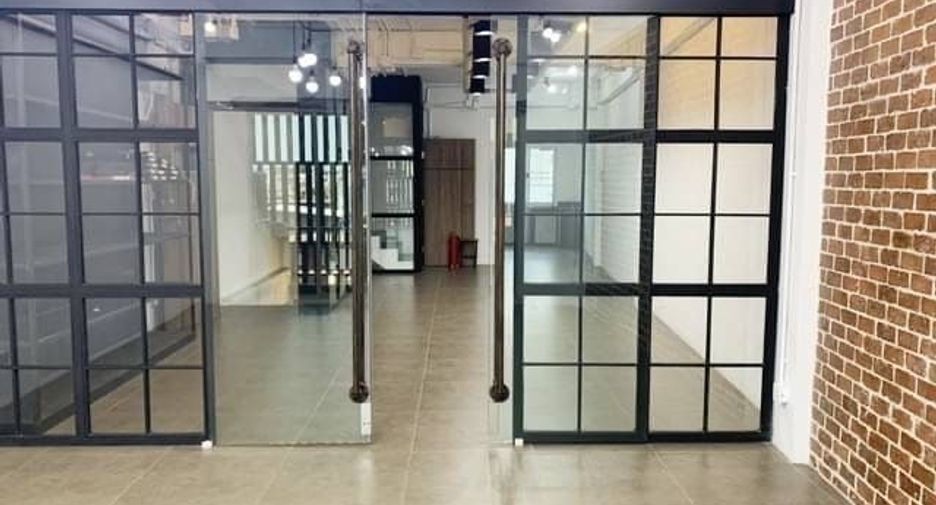 For sale 4 bed office in Khlong San, Bangkok