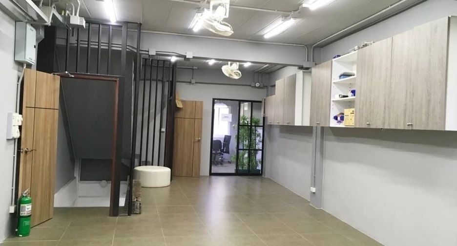 For sale 4 bed office in Khlong San, Bangkok