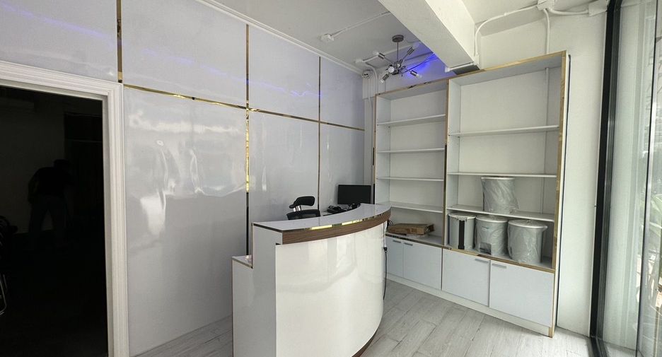 For sale 4 bed office in Khlong San, Bangkok