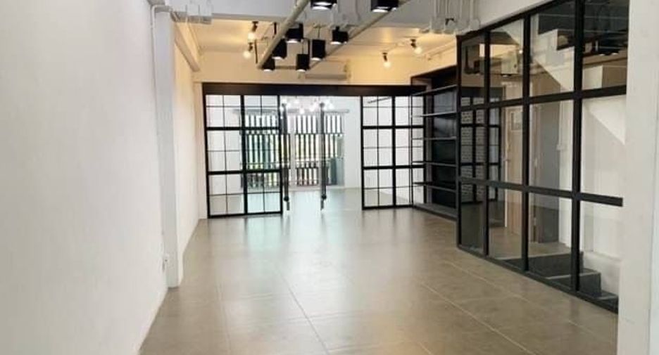 For sale 4 bed office in Khlong San, Bangkok