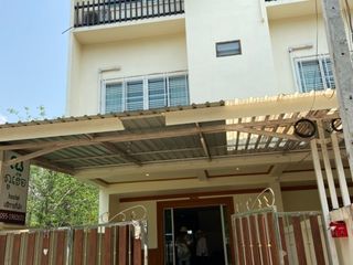 For sale 4 bed townhouse in Phu Ruea, Loei