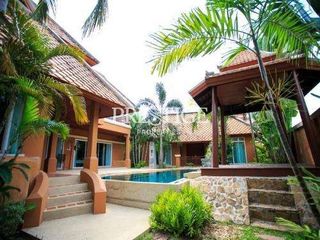 Casa en alquiler de 4 habitaciones en Bang Lamung, Chonburi