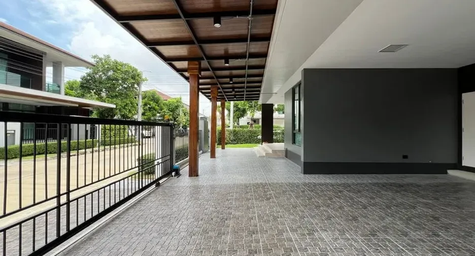 For rent 4 bedrooms house in Bang Kapi, Bangkok