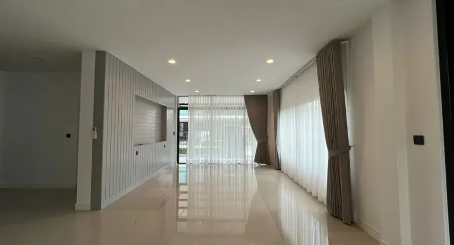 For rent 4 bedrooms house in Bang Kapi, Bangkok