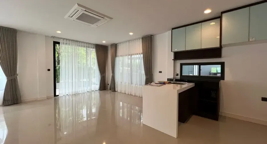 For rent 4 bedrooms house in Bang Kapi, Bangkok