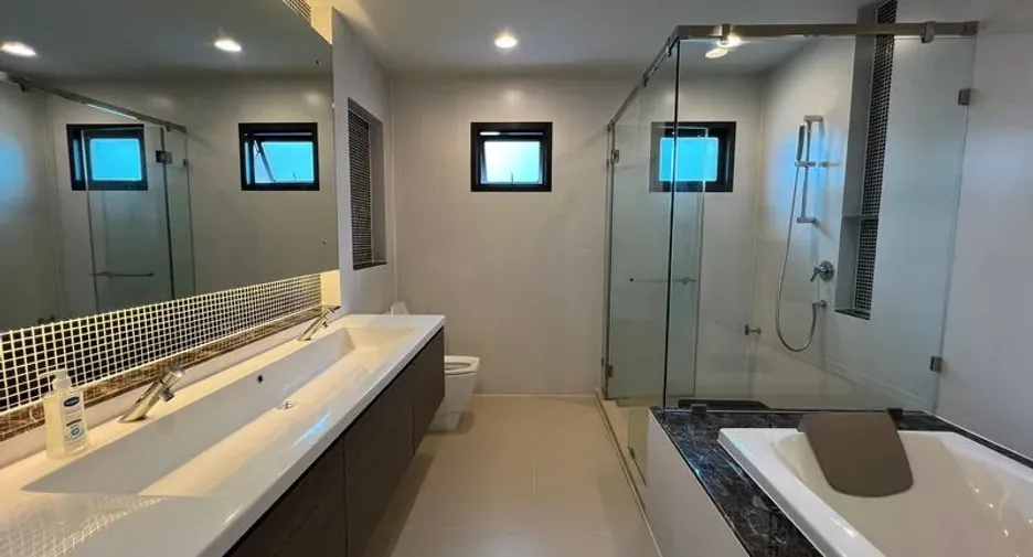 For rent 4 bedrooms house in Bang Kapi, Bangkok