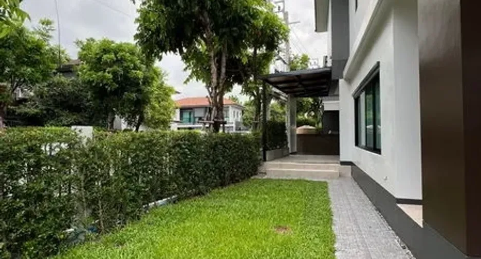 For rent 4 bedrooms house in Bang Kapi, Bangkok