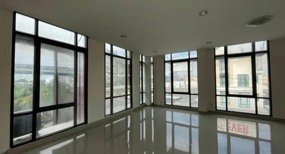 Oficina en alquiler en Bang Na, Bangkok