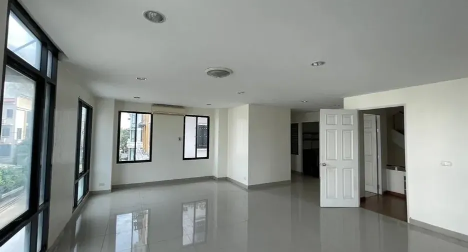 Oficina en alquiler en Bang Na, Bangkok