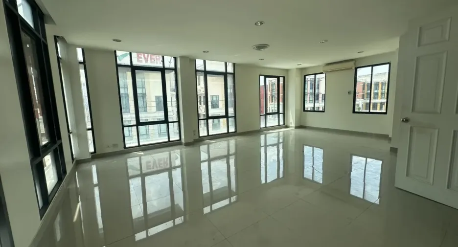 Oficina en alquiler en Bang Na, Bangkok