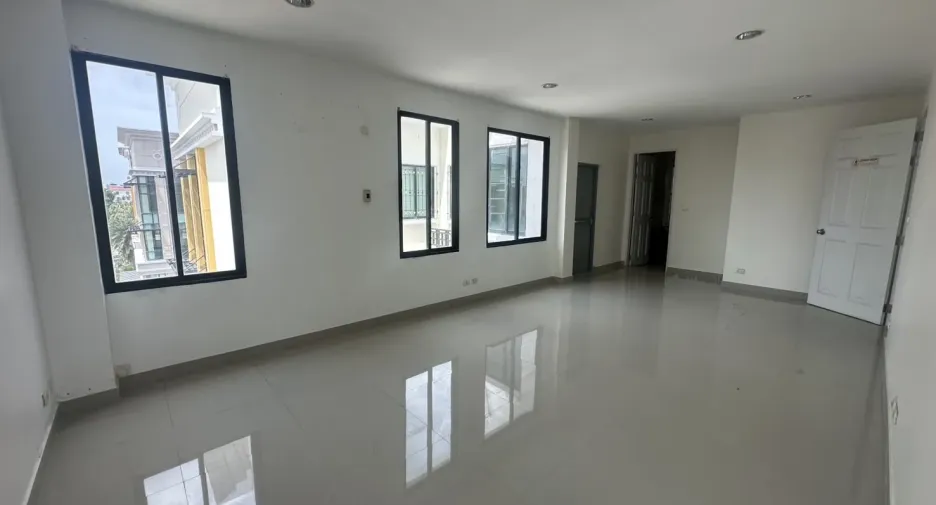 Oficina en alquiler en Bang Na, Bangkok