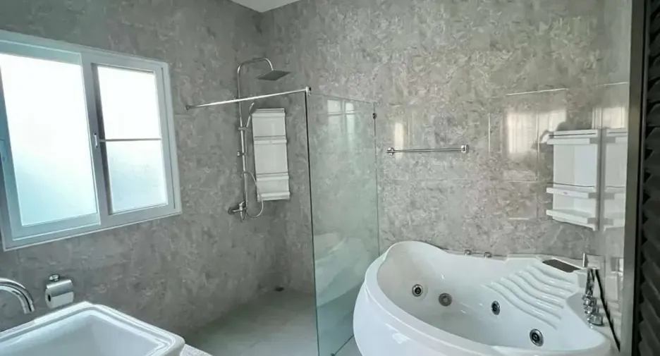 For rent and for sale 5 bedrooms house in Bang Lamung, Chonburi
