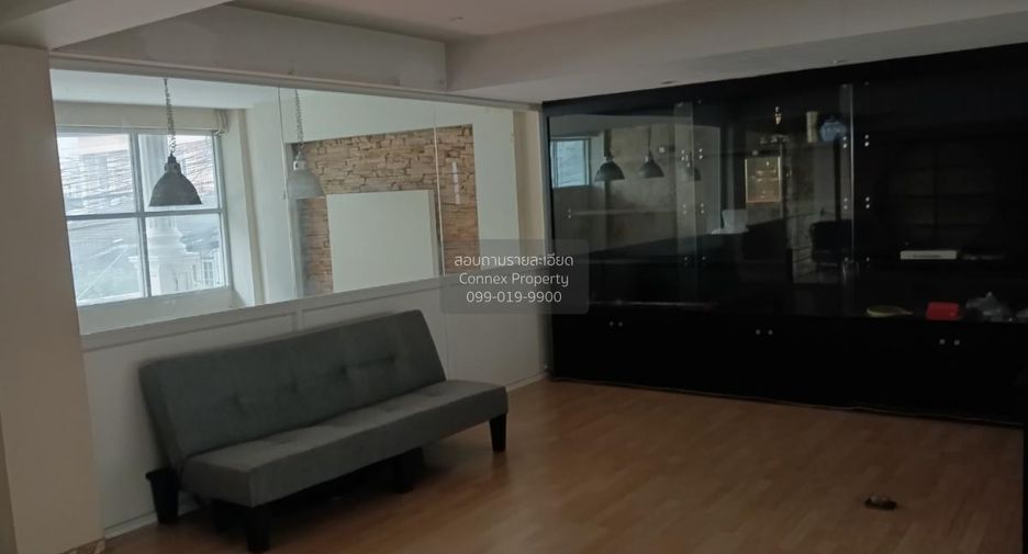For rent 3 bedrooms retail Space in Huai Khwang, Bangkok